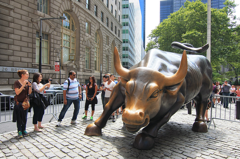 【紐約】華爾街銅牛Wall Street Charging Bull：摸蛋必做，電影場景充滿銅臭味