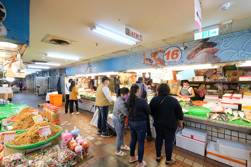 【桃園】竹圍漁港：美食餐廳、生魚片螃蟹攤位推薦、附近景點一日