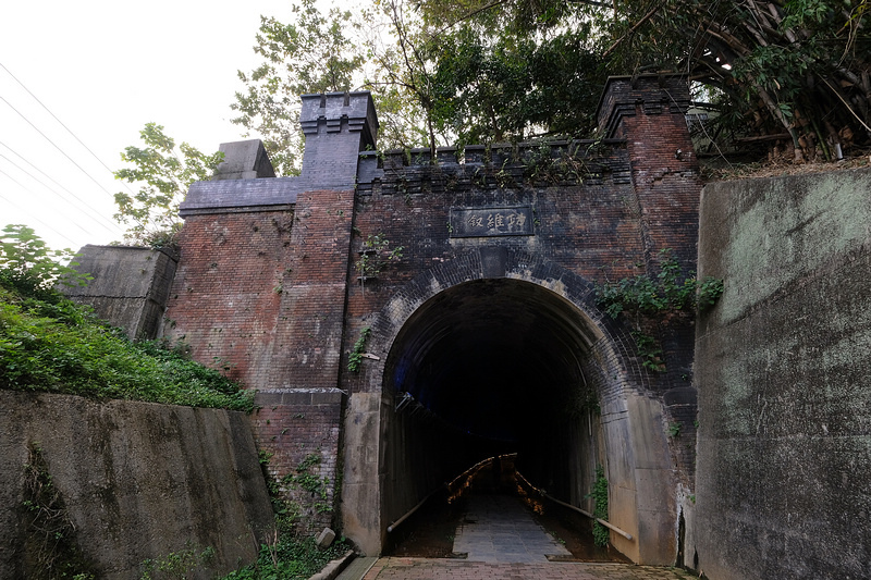 【苗栗】貓狸山功維敘隧道：七彩霓虹燈步道、懷舊火車、市集美食