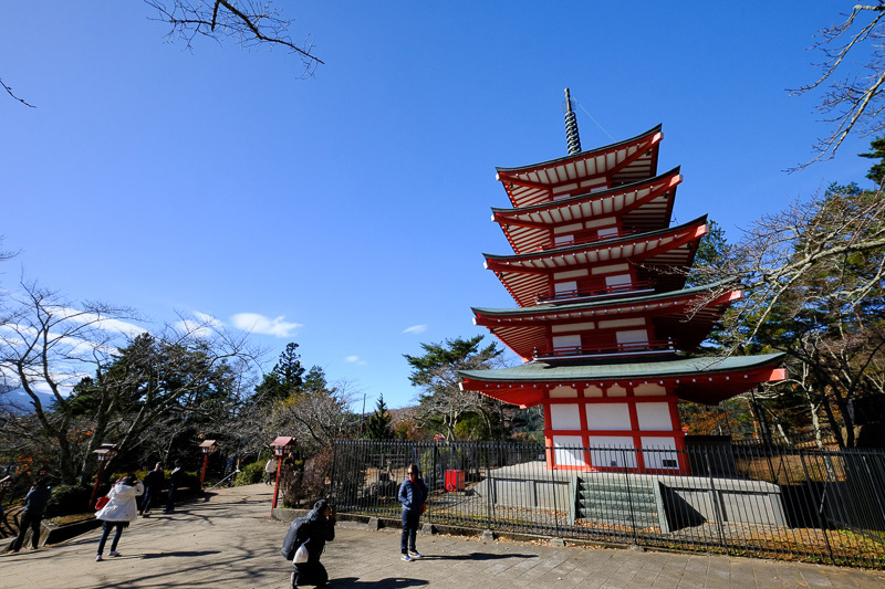 【河口湖】新倉富士淺間神社：絕美富士山景色！忠靈塔、鳥居櫻花