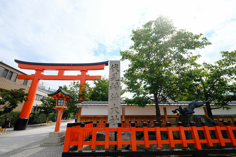 【京都】伏見稻荷大社：千本鳥居必看！狐狸御守、門票交通＆附近