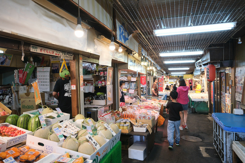 【小樽三角市場美食推薦】2024三角市場必吃地圖！帝王蟹海鮮