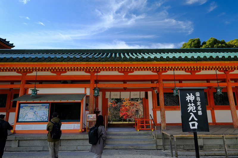 【京都】平安神宮：紀念建都千年而建！神苑櫻花夜櫻點燈＆楓葉必