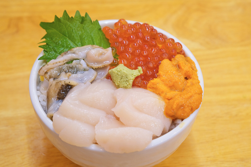 【北海道美食】滝波食堂：小樽三角市場海鮮丼＆帝王蟹，大排長龍超熱門