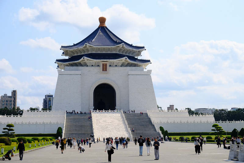 【台北】中正紀念堂：捷運展覽、衛兵交接時間＆櫻花附近美食景點