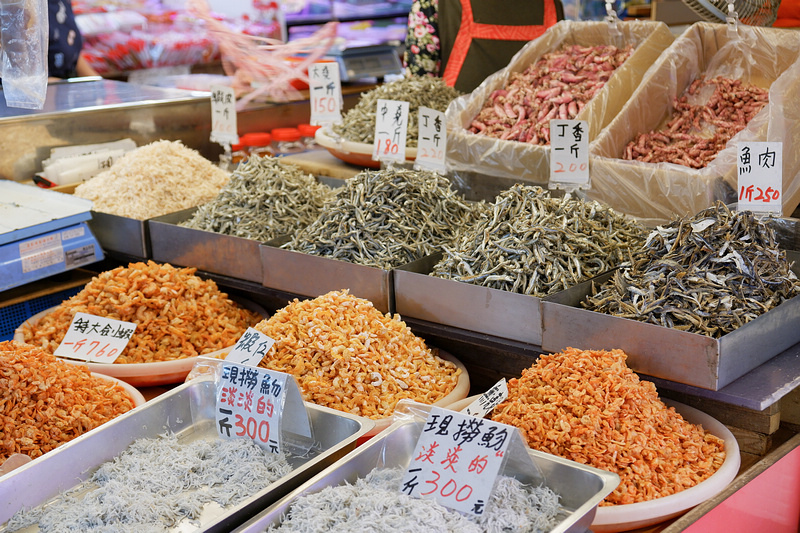 【桃園】竹圍漁港：美食餐廳、生魚片螃蟹攤位推薦、附近景點一日