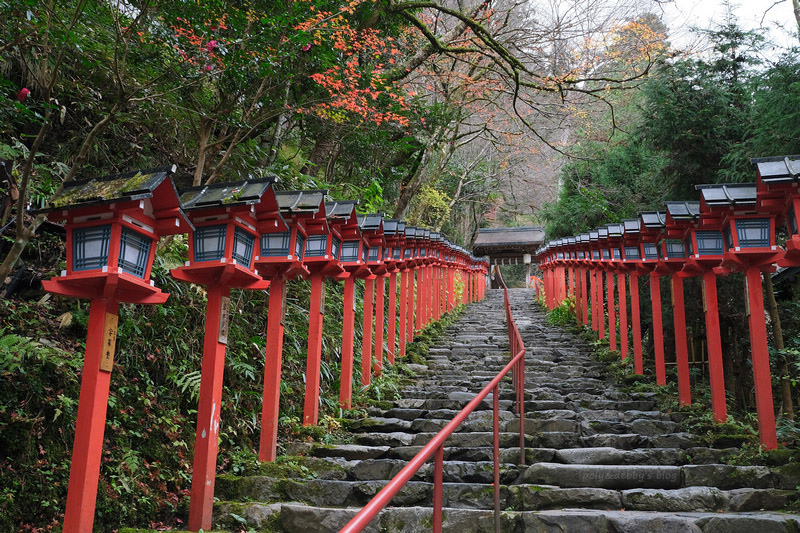 【京都】貴船神社：冬天白雪超美！秋天楓葉、點燈時間必去 (含