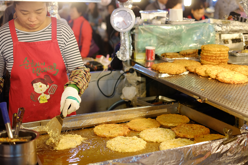 【韓國首爾】順熙家綠豆煎餅：廣藏市場必吃！綠豆粉直磨現煎滋滋作響