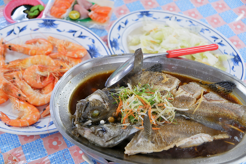 【桃園】竹圍漁港：美食餐廳、生魚片螃蟹攤位推薦、附近景點一日