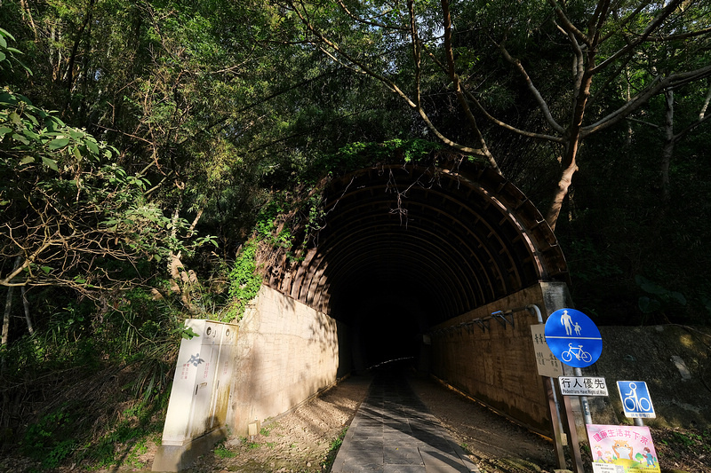 【苗栗】貓狸山功維敘隧道：七彩霓虹燈步道、懷舊火車、市集美食