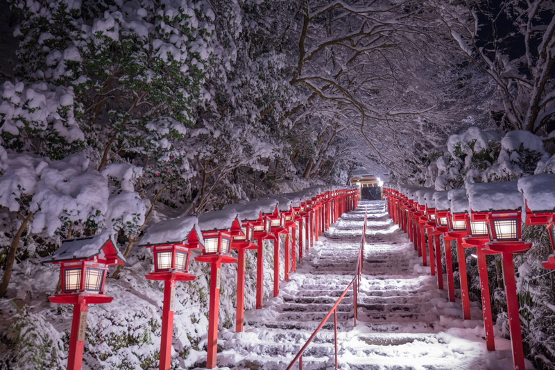 【京都】貴船神社：冬天白雪超美！秋天楓葉、點燈時間必去 (含