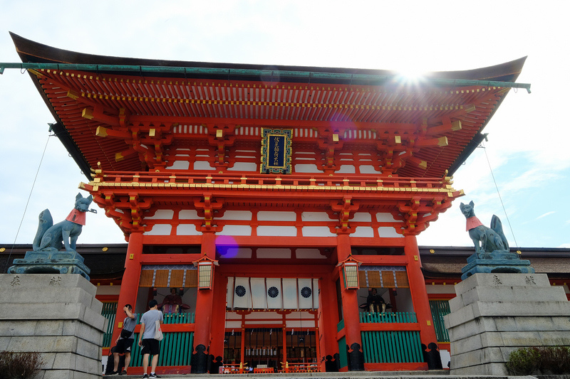 【京都】伏見稻荷大社：千本鳥居必看！狐狸御守、門票交通＆附近