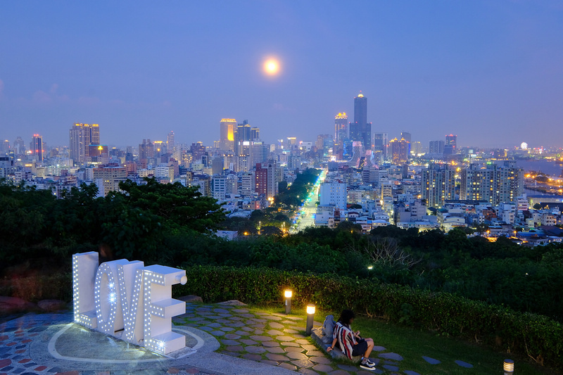 【高雄夜景】壽山情人觀景台夜景：怎麼去忠烈祠旁，LOVE下約會好浪漫