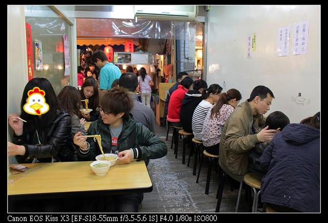 ［台北］：士林夜市－好朋友涼麵/老士林碳烤肉捲/咔拉胖脆皮雞蛋燒/鮮滷脆腸/王記青蛙下蛋