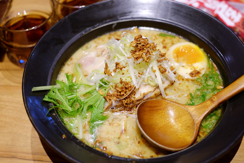 【板橋車站美食】：樂麵屋 ♥ 歷久不衰的人氣王，麵條無限量吃到飽，大推焦蔥豚骨拉麵