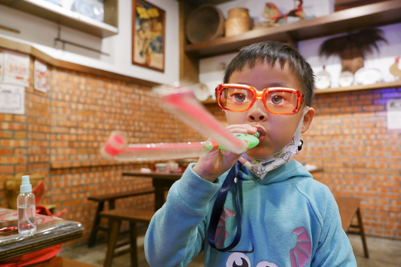 【宜蘭】羅東駿懷舊餐廳：菜單必點黑嚕嚕！打卡送叭噗、玩具，還