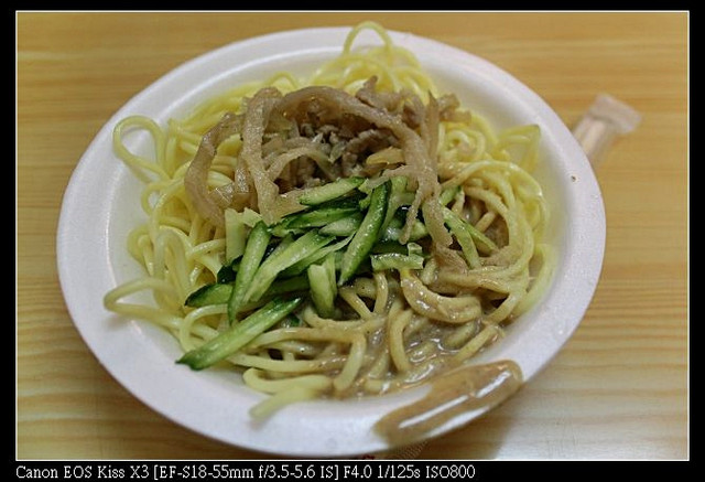 ［台北］：士林夜市－好朋友涼麵/老士林碳烤肉捲/咔拉胖脆皮雞蛋燒/鮮滷脆腸/王記青蛙下蛋