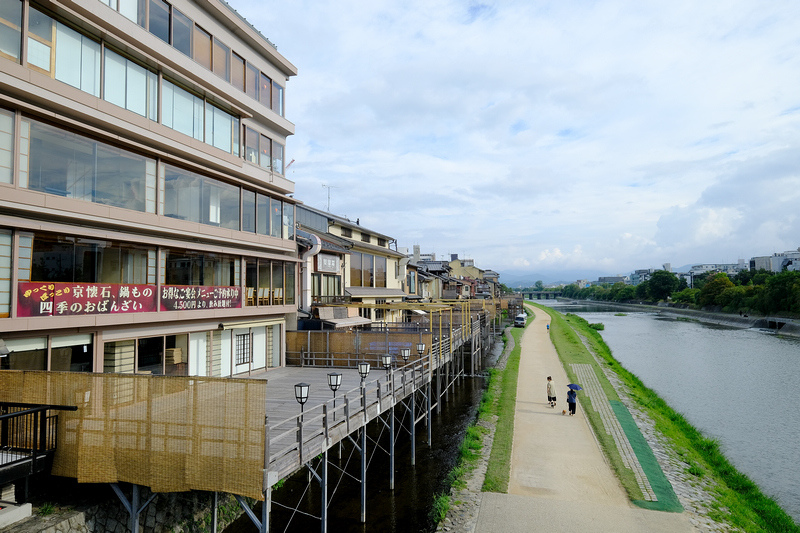 【京都】鴨川：納涼床＆跳烏龜好有趣！景點櫻花、美食交通＆一日