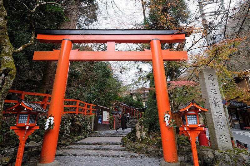 【京都】貴船神社：冬天白雪超美！秋天楓葉、點燈時間必去 (含