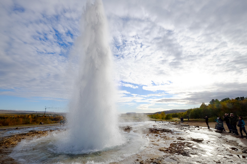 【冰島】史托克間歇泉Strokkur Geyser：熱氣瀰漫水柱一飛衝天，世界奇景必訪