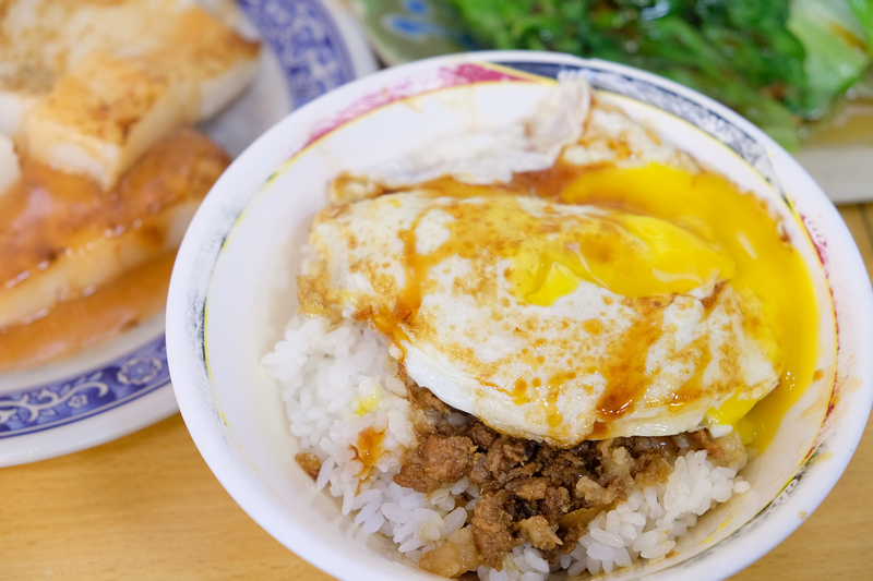 【西門町】天天利美食坊：蛋汁橫流，必點半熟蛋滷肉飯！超人氣排隊店