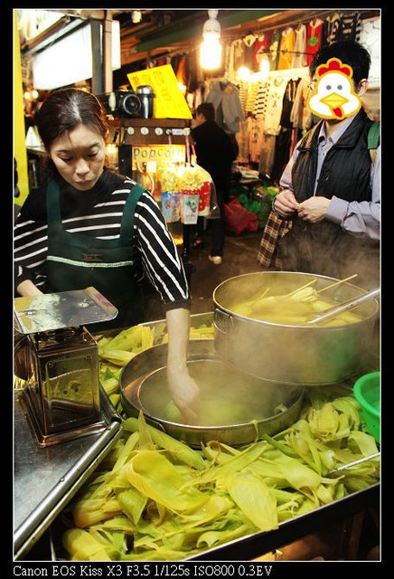 ［左營區］：瑞豐夜市：番薯椪/阿東烤肉/魔法雞翅/煮玉米/烤小卷/月亮蝦餅/鴨香寶/700c.c果汁