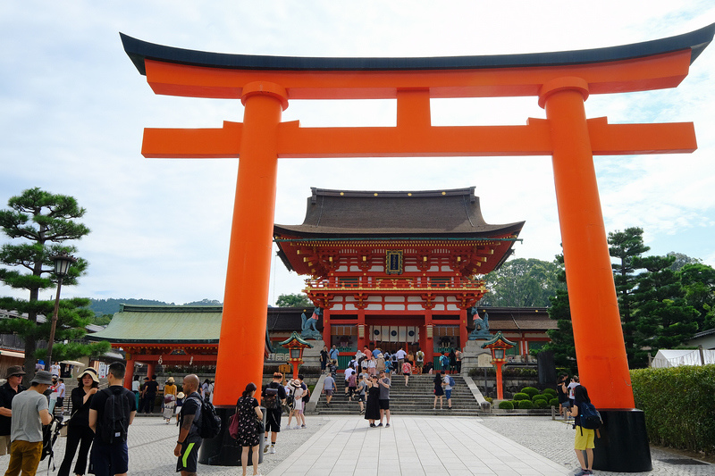 【京都】伏見稻荷大社：千本鳥居必看！狐狸御守、門票交通＆附近