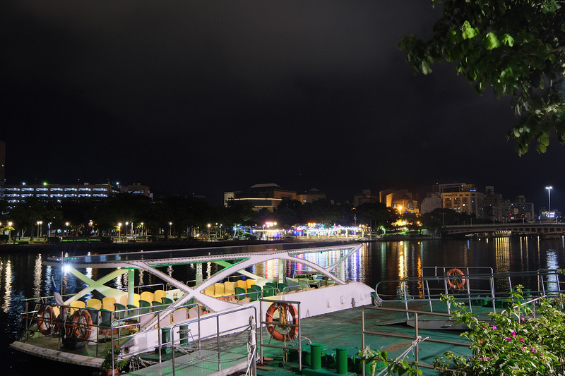 【高雄景點】愛河怎麼逛：愛河之心夜景、愛河市集、愛之船美食一