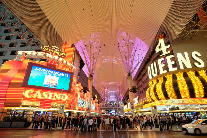 【拉斯維加斯】弗蒙街體驗Fremont Street：賭城發源地，難忘浮誇霓虹燈招牌