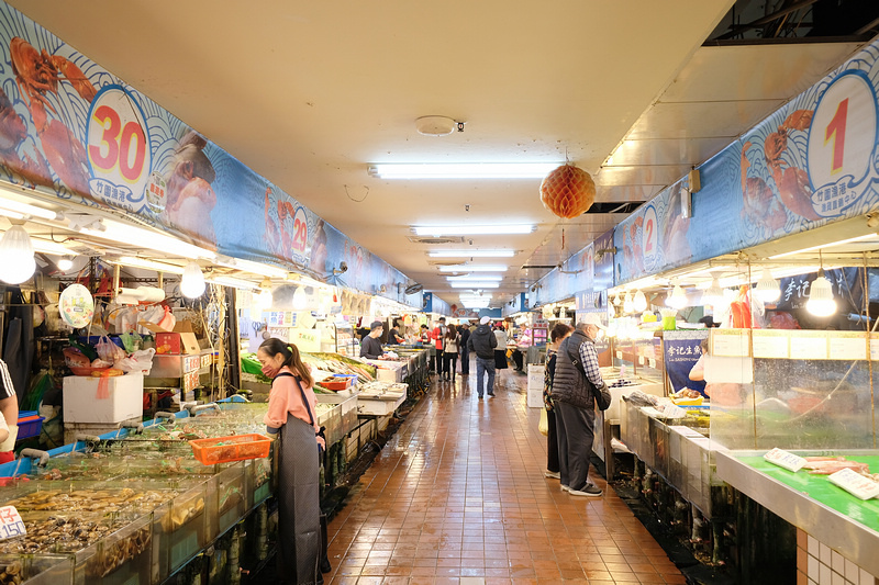 【桃園】竹圍漁港：美食餐廳、生魚片螃蟹攤位推薦、附近景點一日