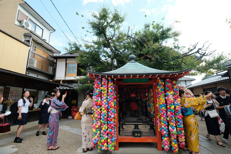 【京都】八坂庚申堂：繽紛彩球許願猴，熱門IG打卡景點，穿和服