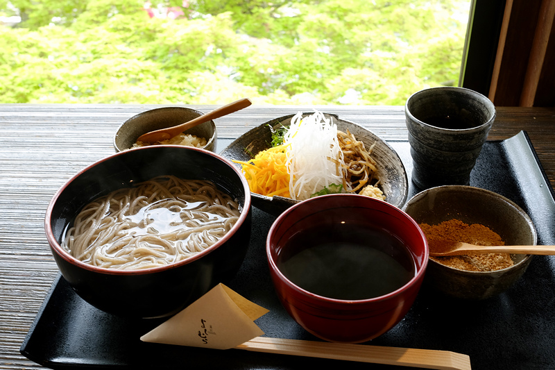 【京都】嵐山よしむら：手打蕎麥麵，渡月橋超人氣美食，坐擁櫻花