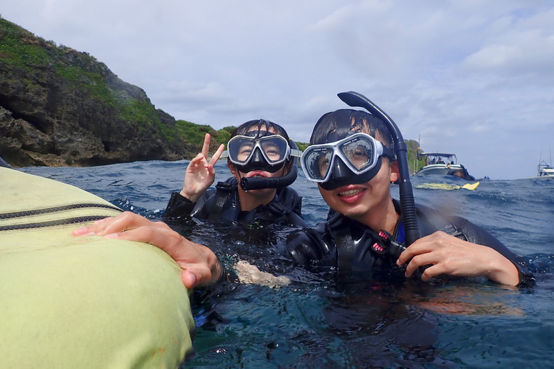 【沖繩浮潛潛水推薦】青之洞窟：海水清澈魚群超多，費用不貴兒童