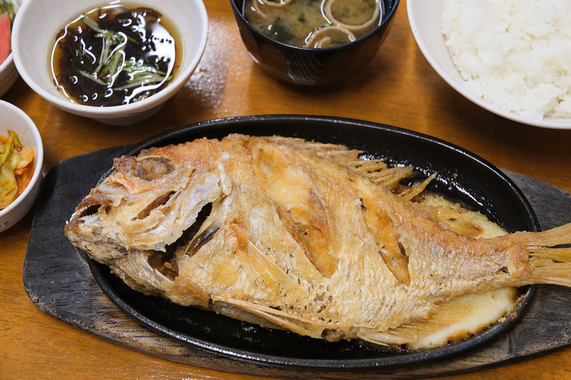 【沖繩恩納美食】浜の家海鮮料理：菜單必點海膽焗烤龍蝦＆奶油烤