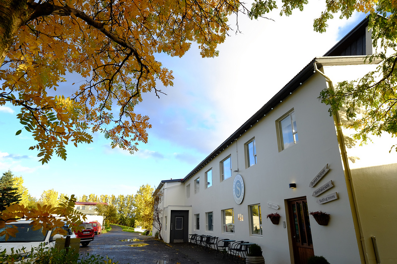 【冰島阿克雷里Akureyri住宿推薦】：Skjaldarvik Guesthouse ♥ 峽灣景色，極光提醒服務，評價高