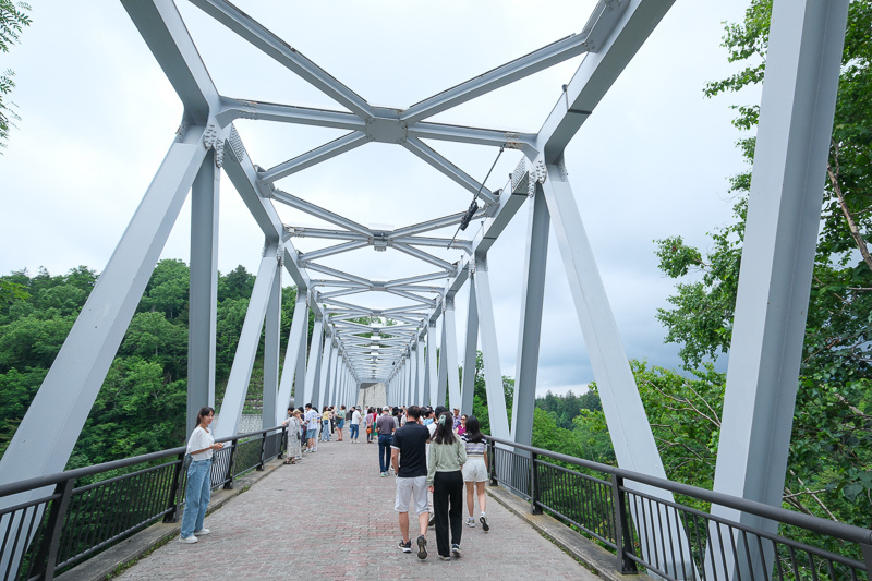 【北海道】白鬚瀑布：少數潛流瀑布！夜間點燈好夢幻，白金青池源