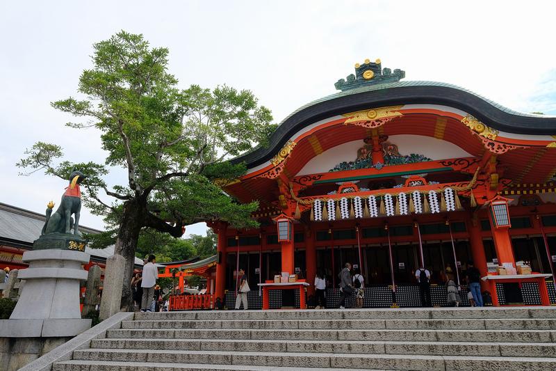 【京都】伏見稻荷大社：千本鳥居必看！狐狸御守、門票交通＆附近