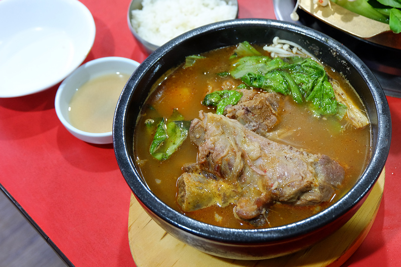 【台北】：東輝韓食館 ♥ 大推馬鈴薯豬骨湯