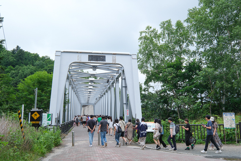 【北海道】白鬚瀑布：少數潛流瀑布！夜間點燈好夢幻，白金青池源